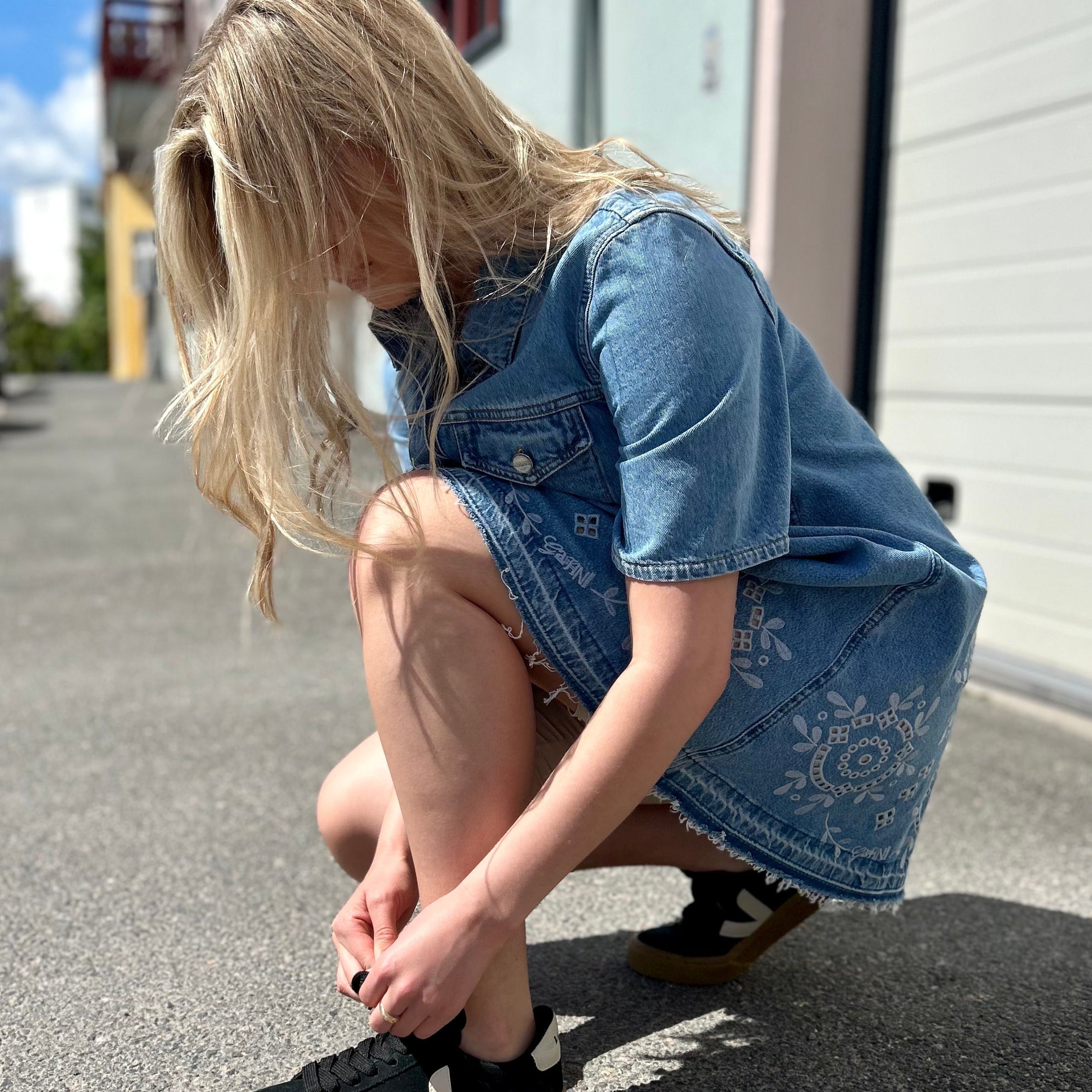 Sånn styler vi denim i sommer 💙