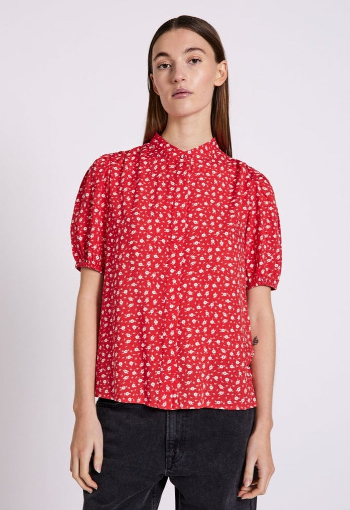 NORR Sabby SS Shirt Red Flower AOP - hvittrad.no
