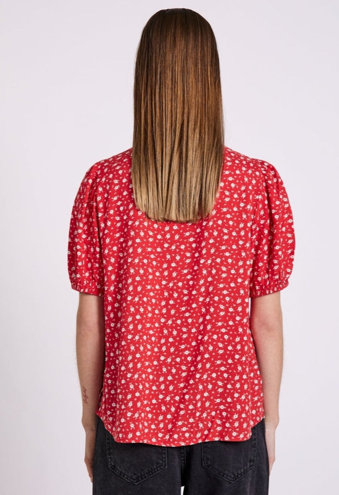NORR Sabby SS Shirt Red Flower AOP - hvittrad.no