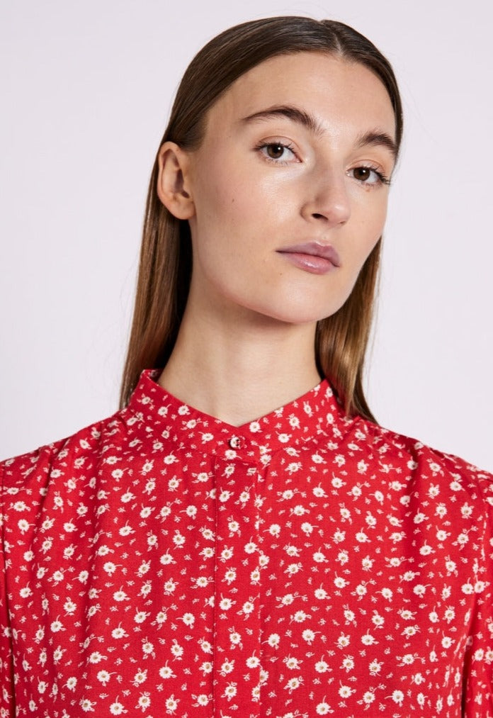 NORR Sabby SS Shirt Red Flower AOP - hvittrad.no