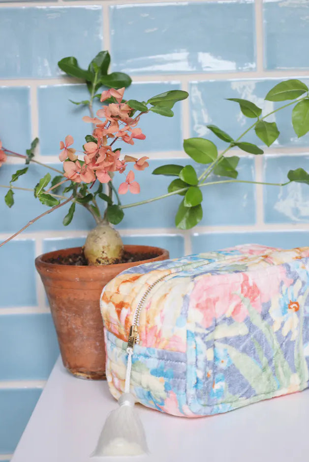 byTiMo Cosmetic Bag Velvet Blue Florals - hvittrad.no