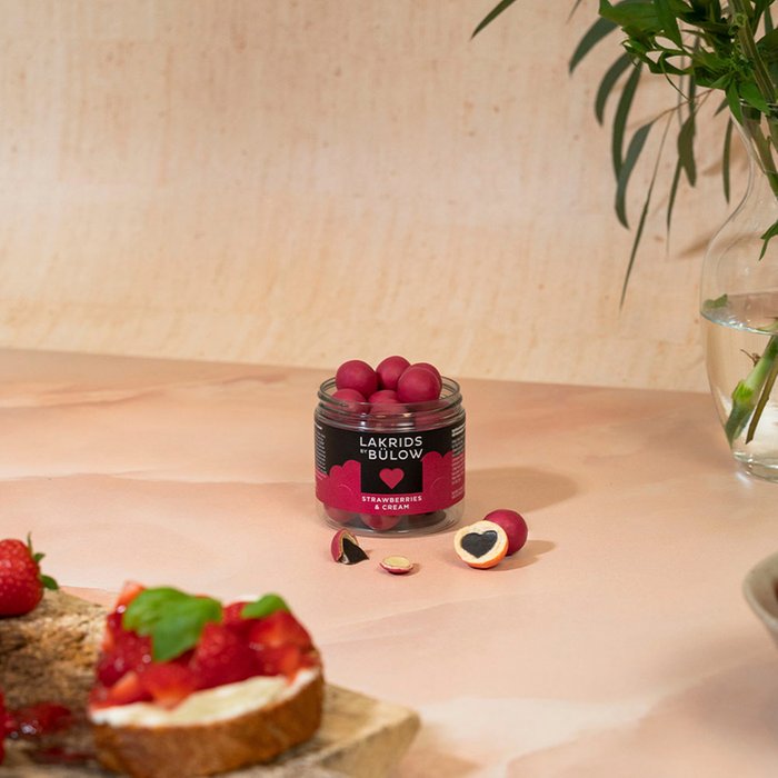 Lakrids by bulow LOVE Strawberry & Cream Small 125g - hvittrad.no
