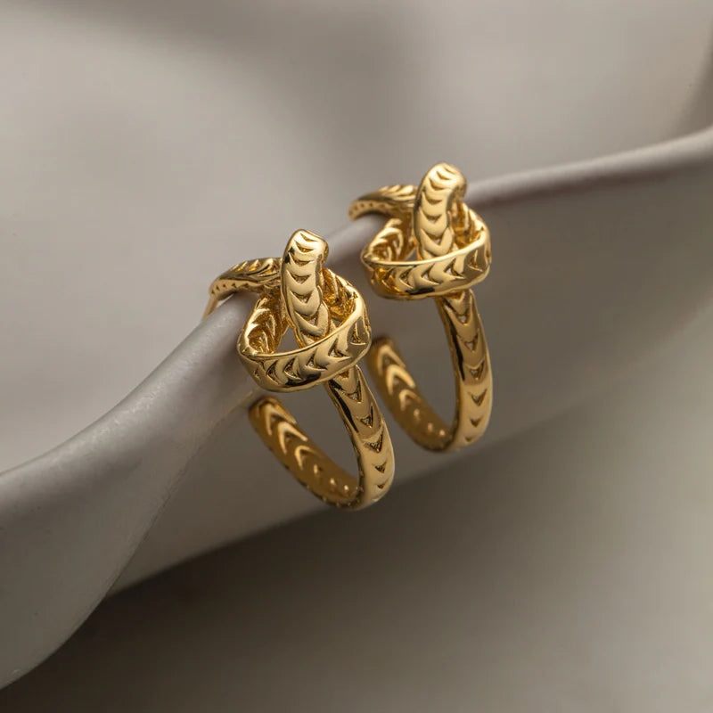 Orelia Textured Knot Hoop Earrings Gold - hvittrad.no