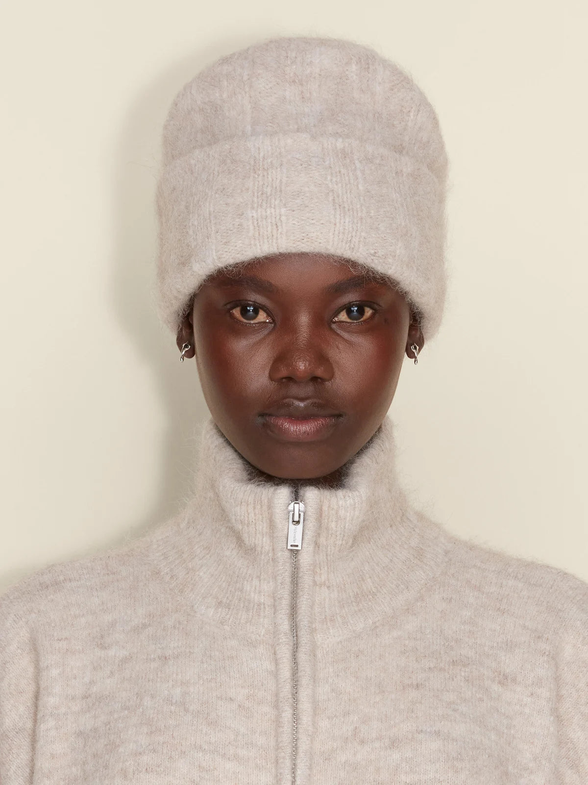 Holzweiler Erica Fluffy Beanie Sand - hvittrad.no