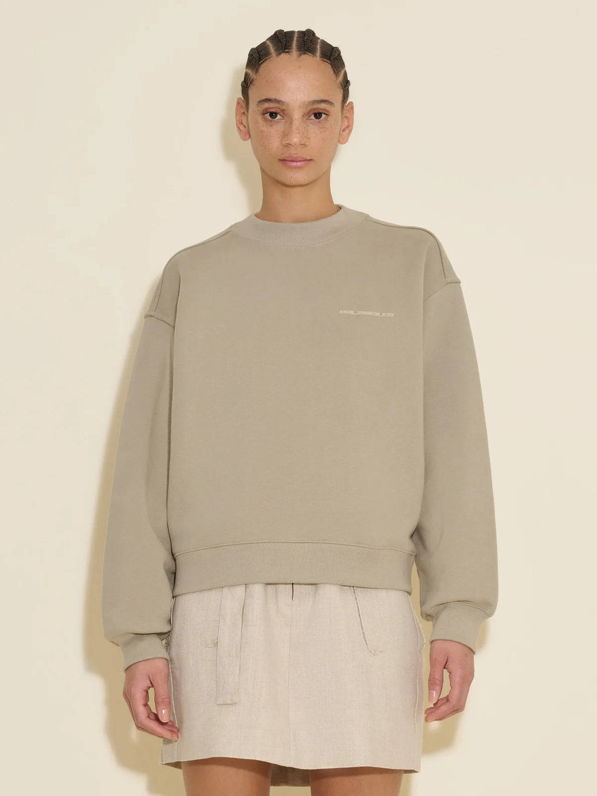 Holzweiler Resolve Elderflower Crew Dk. Green - hvittrad.no