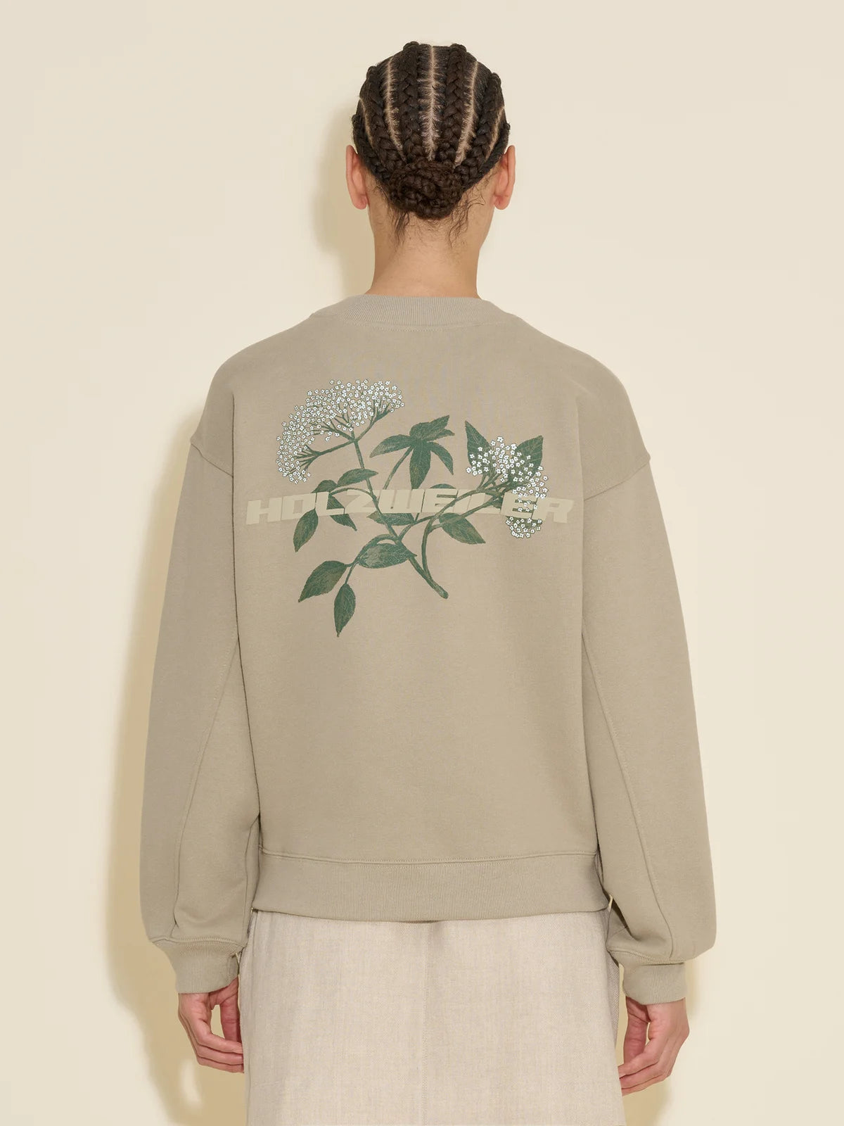 Holzweiler Resolve Elderflower Crew Dk. Green - hvittrad.no