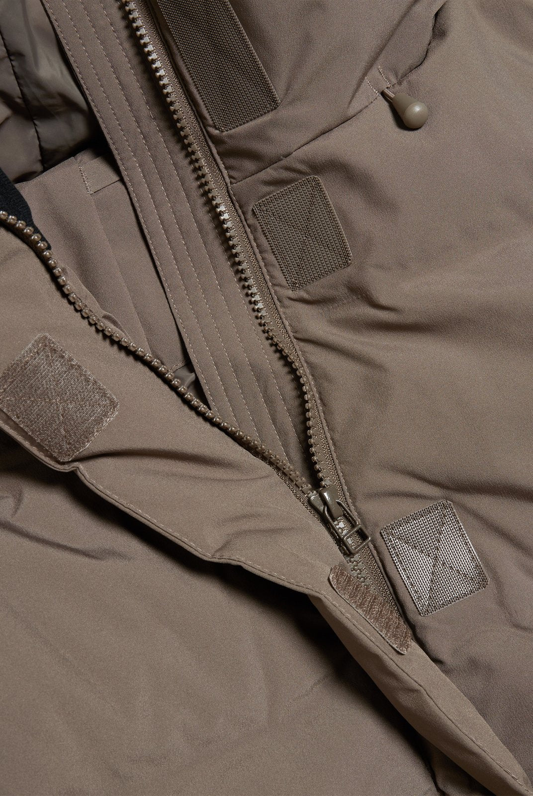 Holzweiler Loen Down Jacket Taupe - hvittrad.no