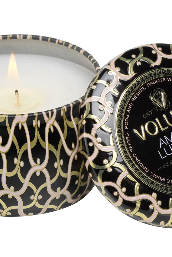 Voluspa Mini Tin Candle - Ambre Lumiere 113g - hvittrad.no