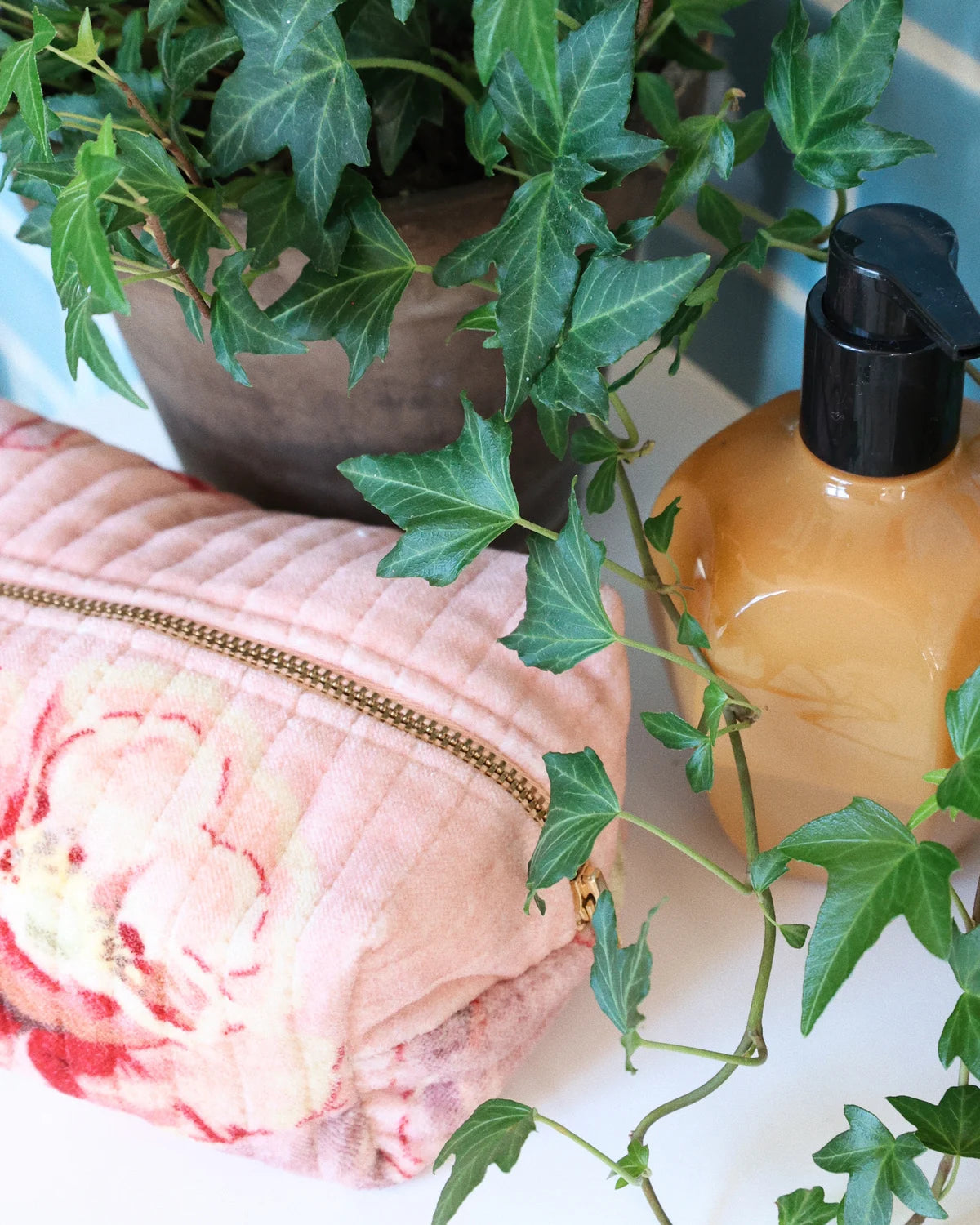 byTiMo Makeup Bag Velvet Pink Flower Vine - hvittrad.no