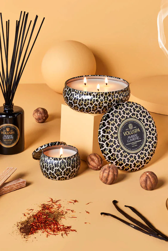 Voluspa 3-Wick Tin Candle - Ambre Lumiere 340g - hvittrad.no