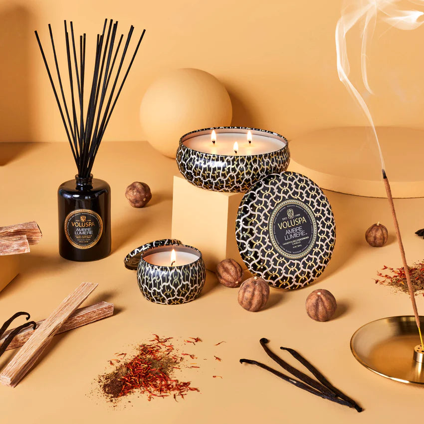 Voluspa Mini Tin Candle - Ambre Lumiere 113g - hvittrad.no