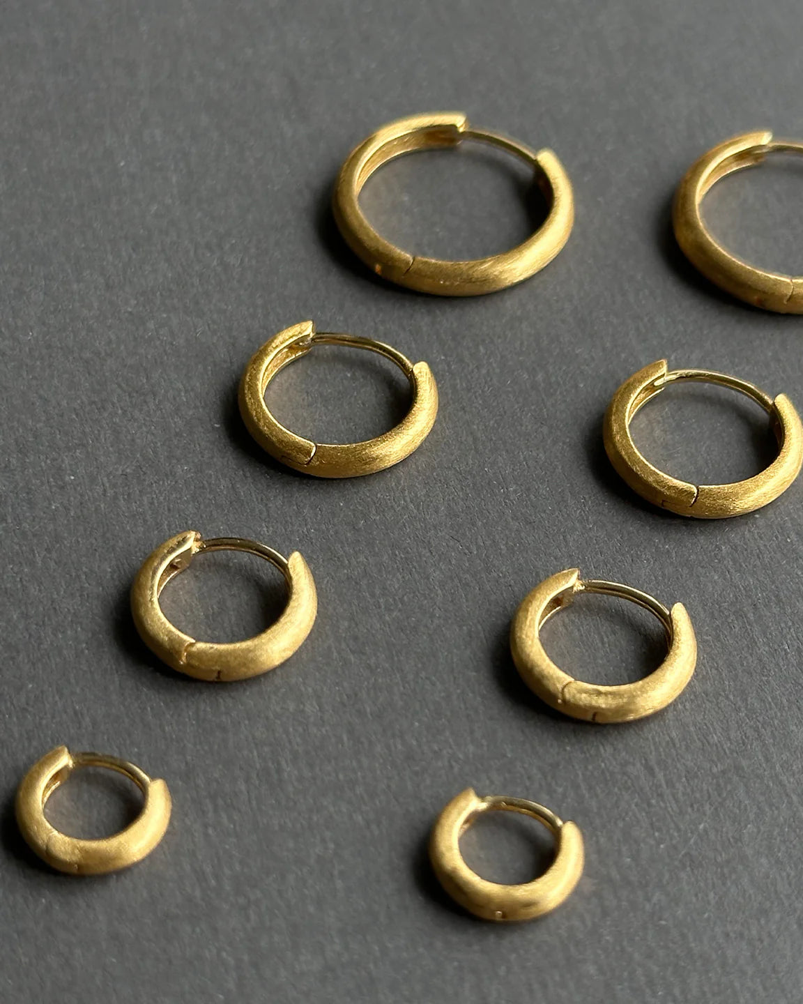 Philippa Studios Classic Satin Hoops Large - hvittrad.no