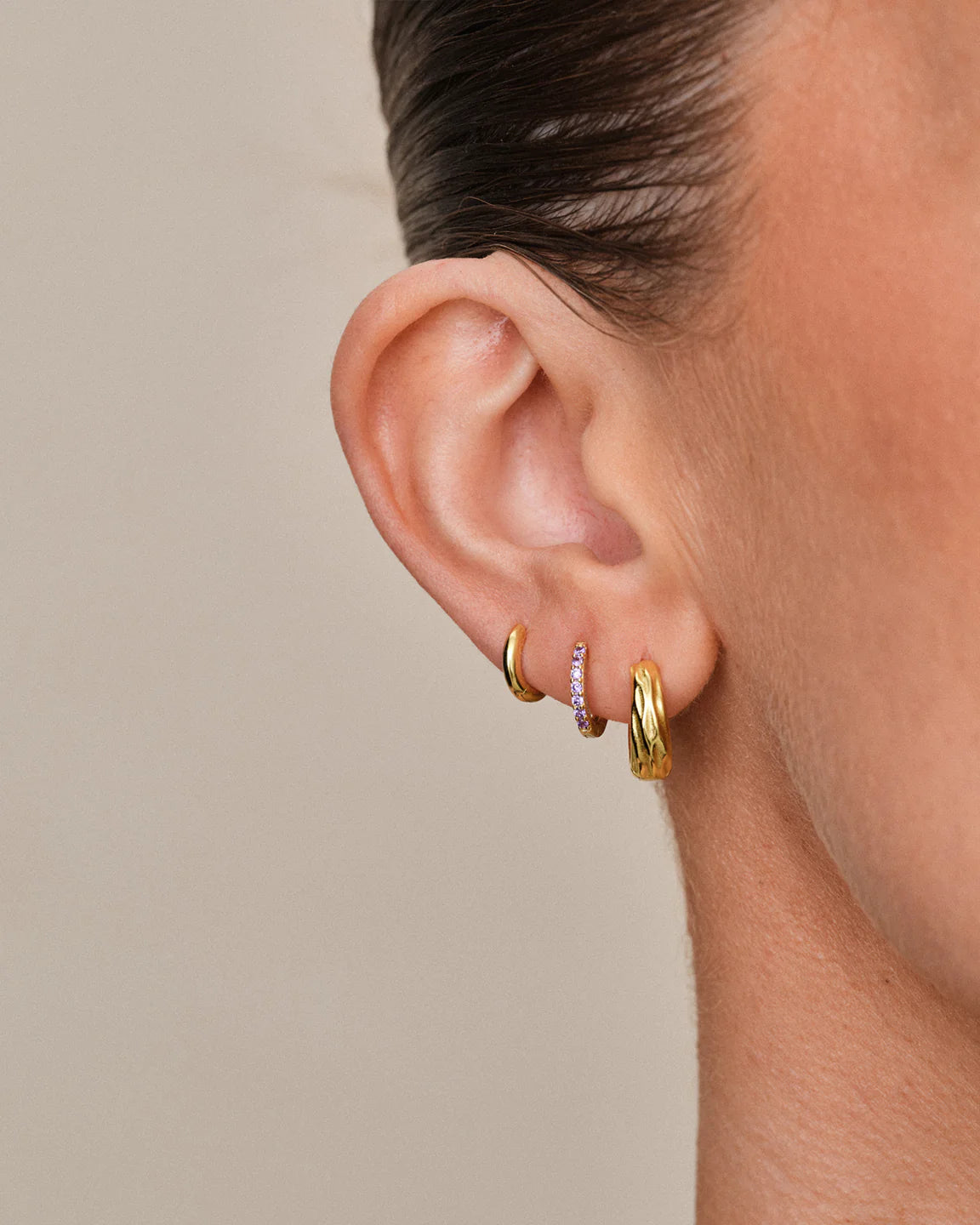 Philippa Studios Dome Structured Hoops Medium Gold - hvittrad.no