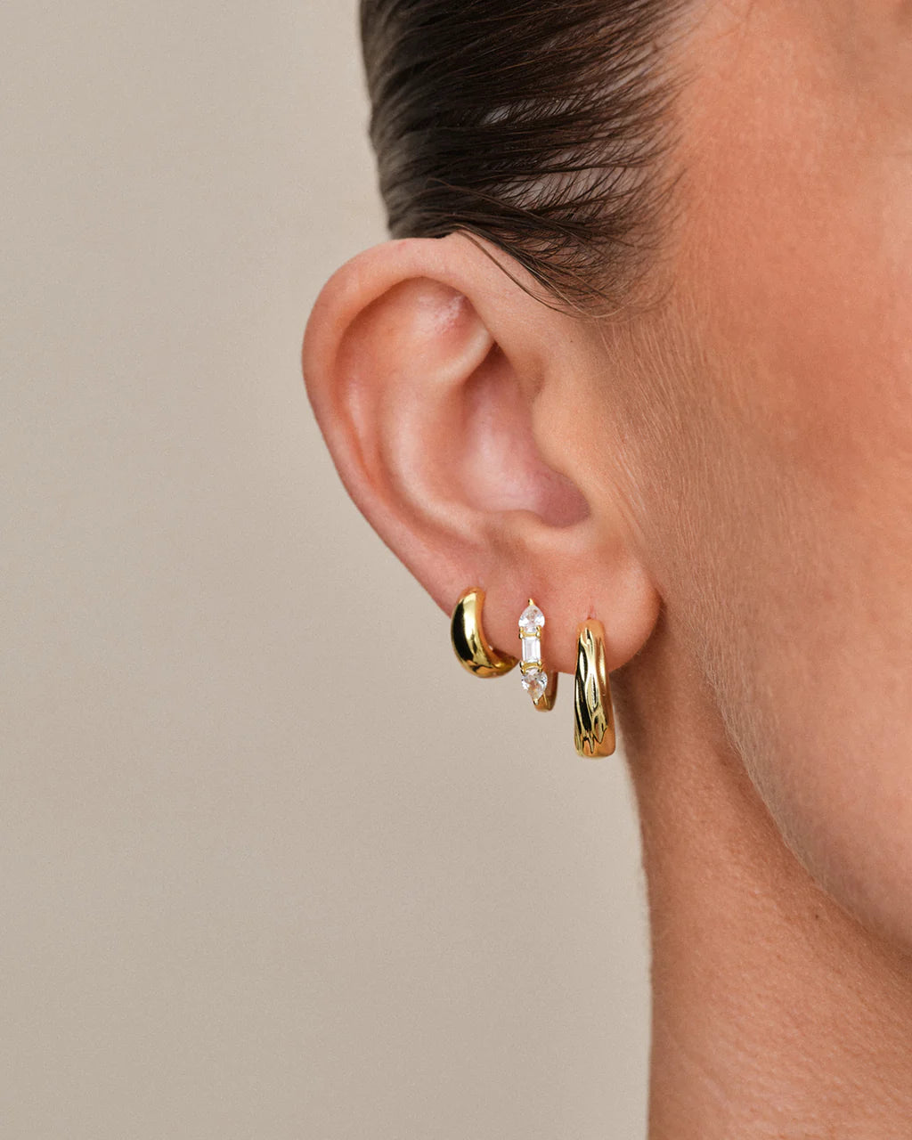 Philippa Studios Dome Structured Hoops Large Gold - hvittrad.no