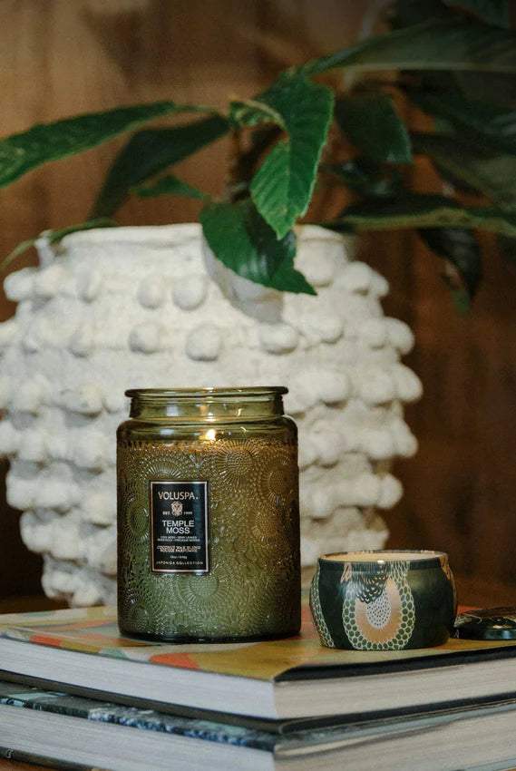 Voluspa Mini Tin Candle - Temple Moss 113g - hvittrad.no