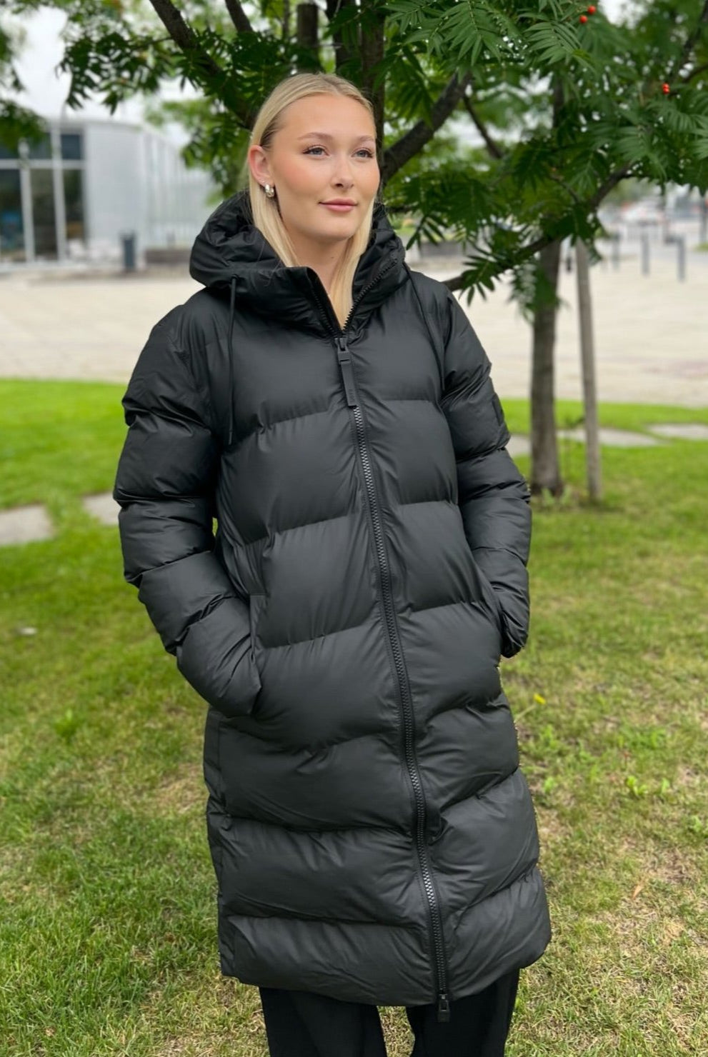 Rains Alta Long Puffer Jacket W3T4 Black - hvittrad.no