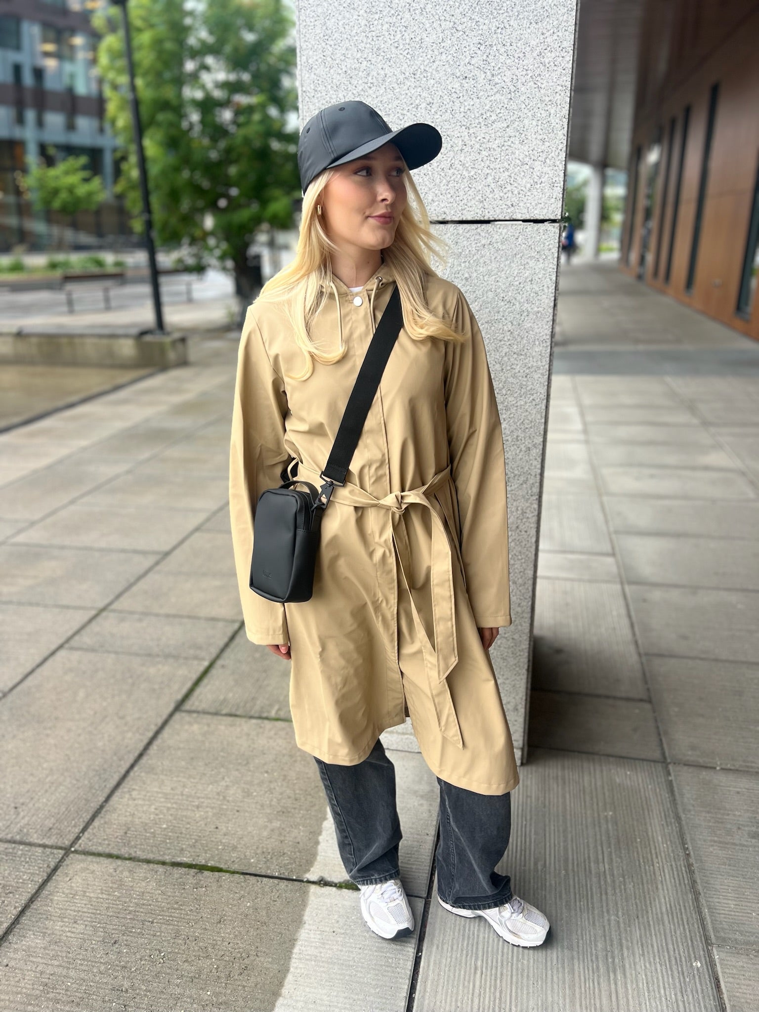 Rains A-Line Longer W Jacket W3 Sand - hvittrad.no