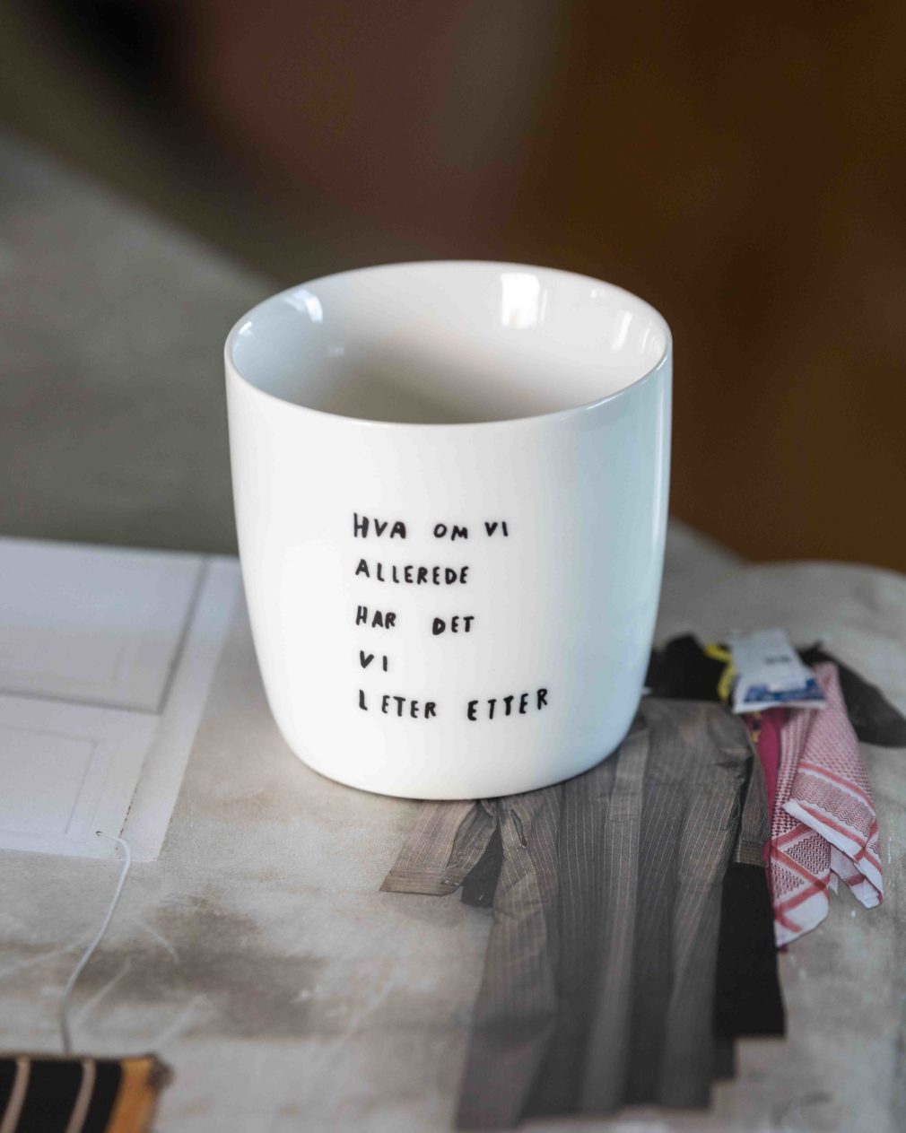 Søgne Krus "hva om vi allerede har" by Andreas Gravdal 300ml - hvittrad.no