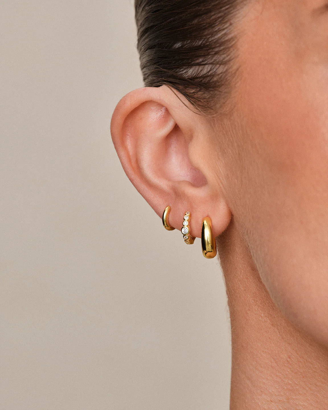 Philippa Studios Nona Hoops Small Gold - hvittrad.no