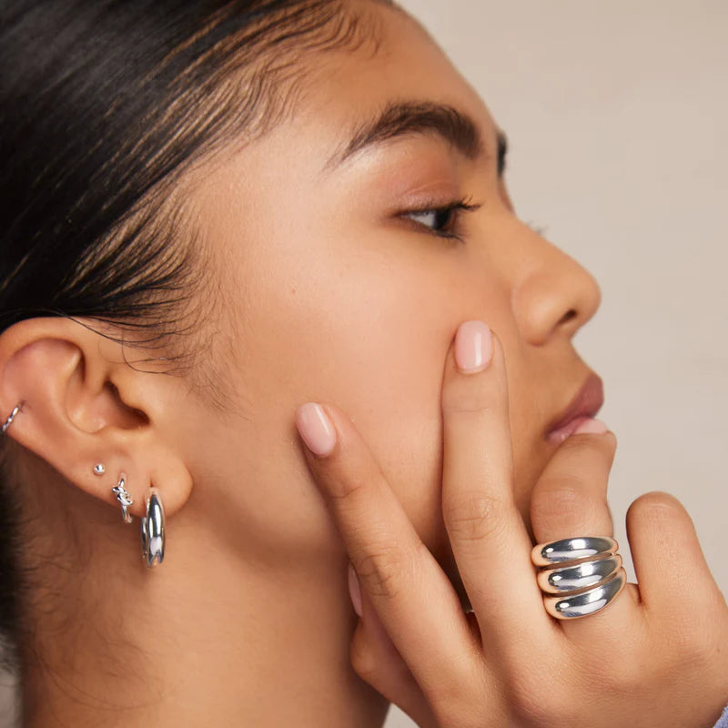 Orelia Polished Knot Huggie Hoop Earrings Silver - hvittrad.no