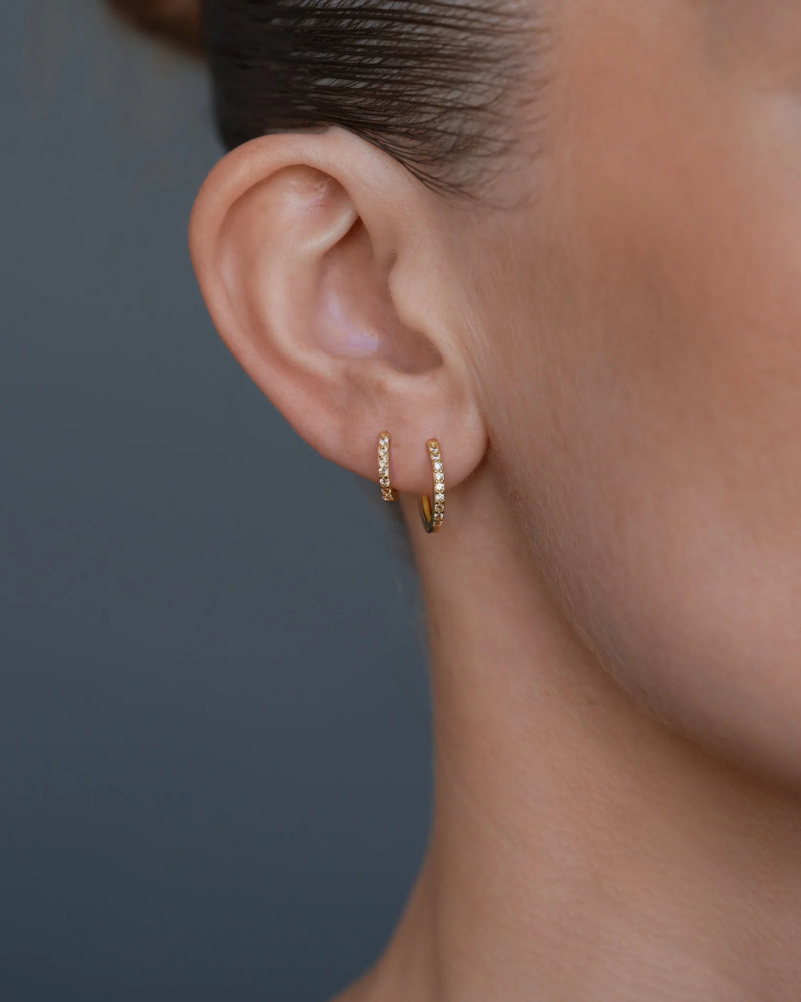 Philippa Studios Pave Hoops Champagne Medium Gold - hvittrad.no