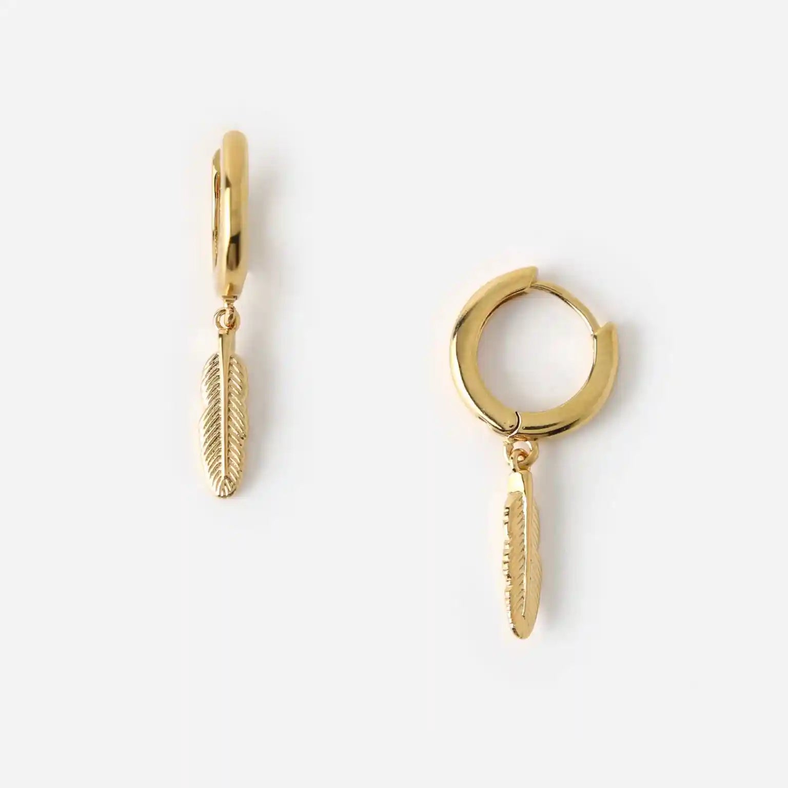 Orelia Feather Drop Huggie Hoops Gold - hvittrad.no