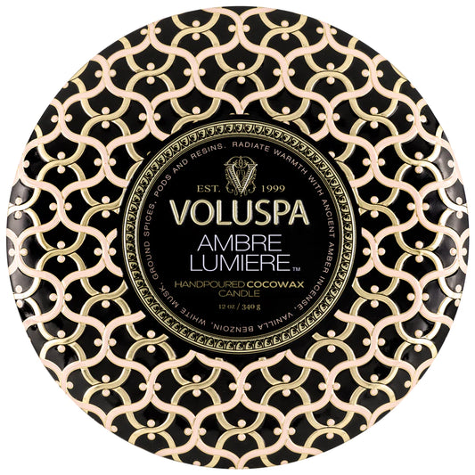 Voluspa 3-Wick Tin Candle - Ambre Lumiere 340g - hvittrad.no