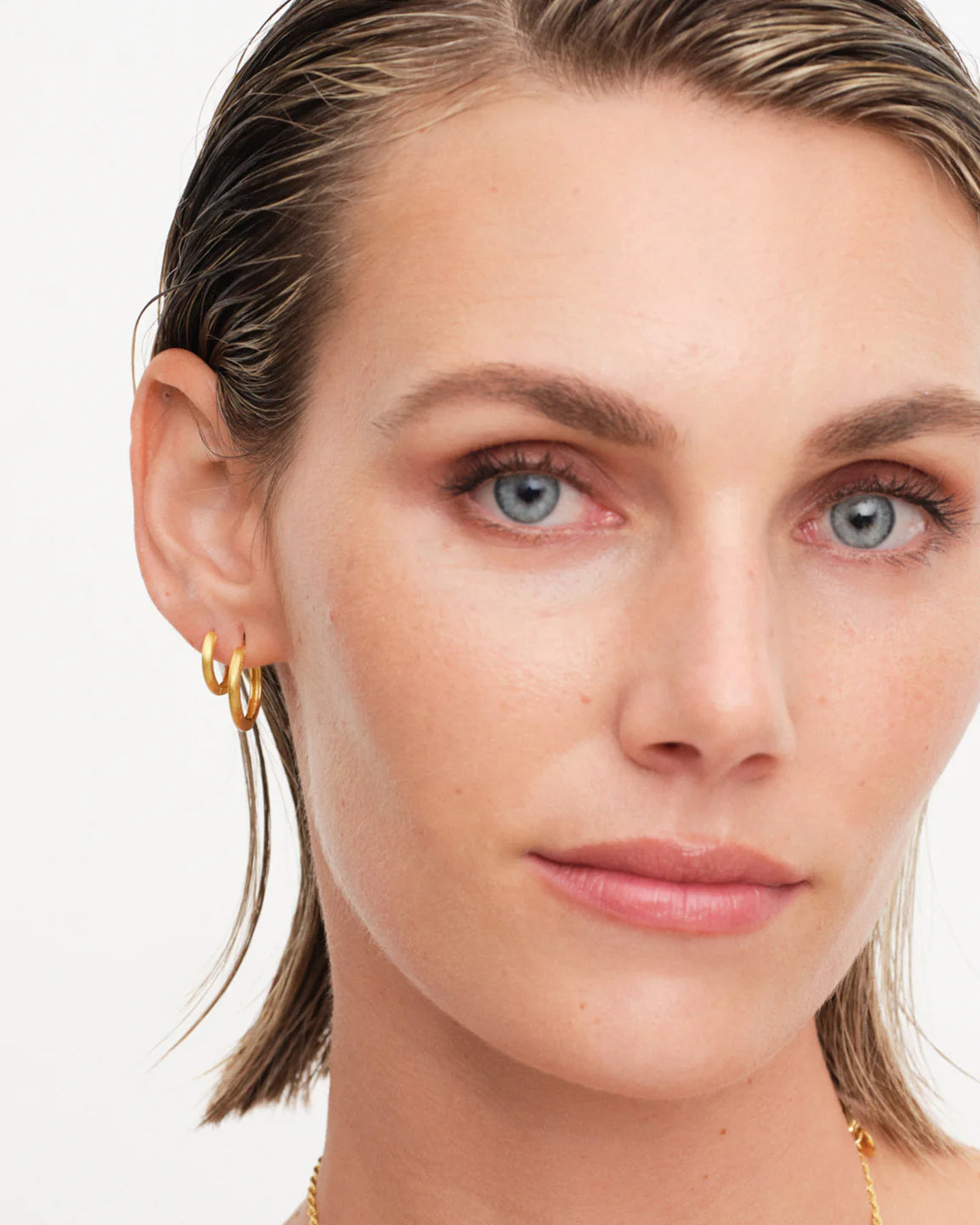 Philippa Studios Classic Satin Hoops Medium - hvittrad.no