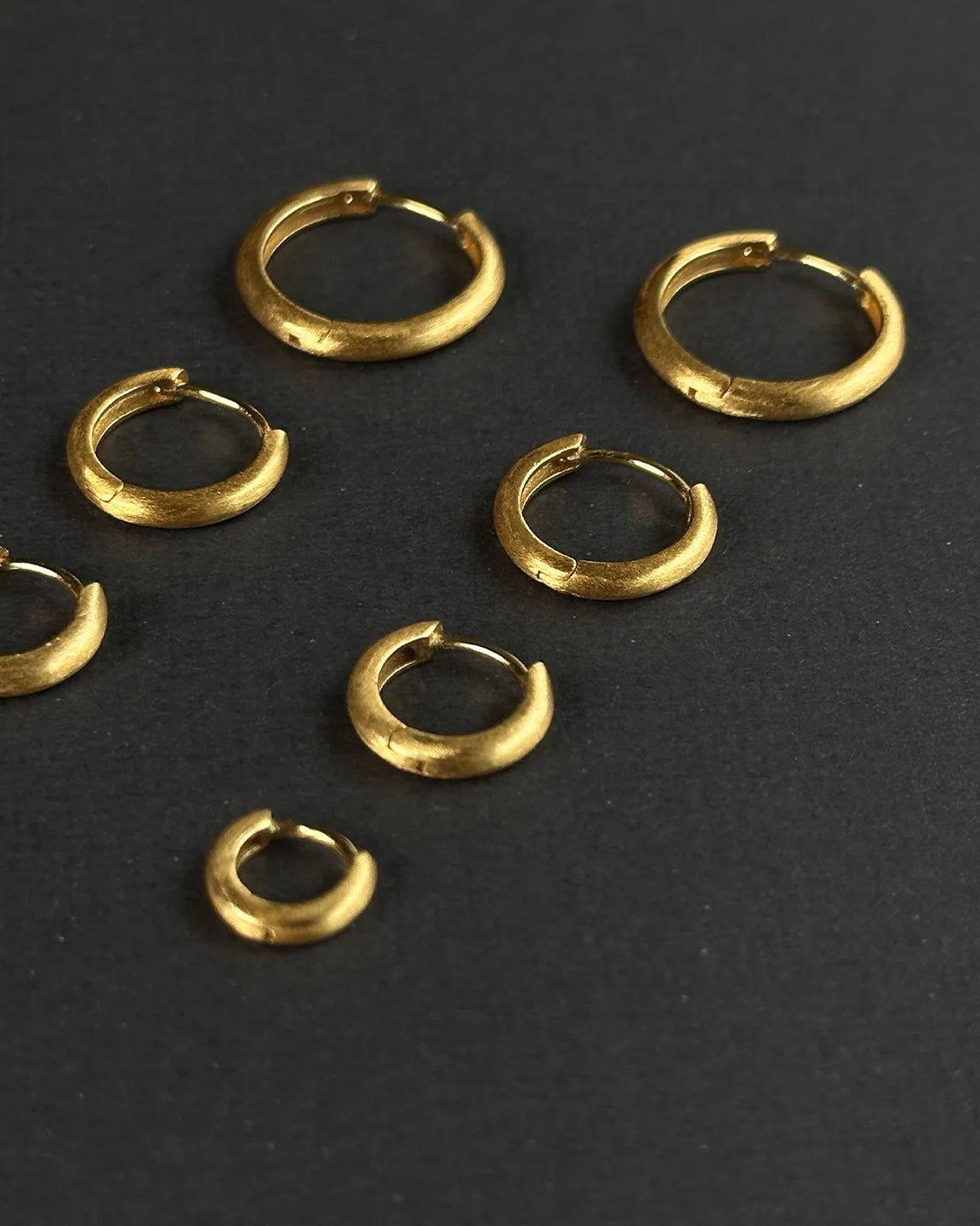 Philippa Studios Classic Satin Hoops Small - hvittrad.no