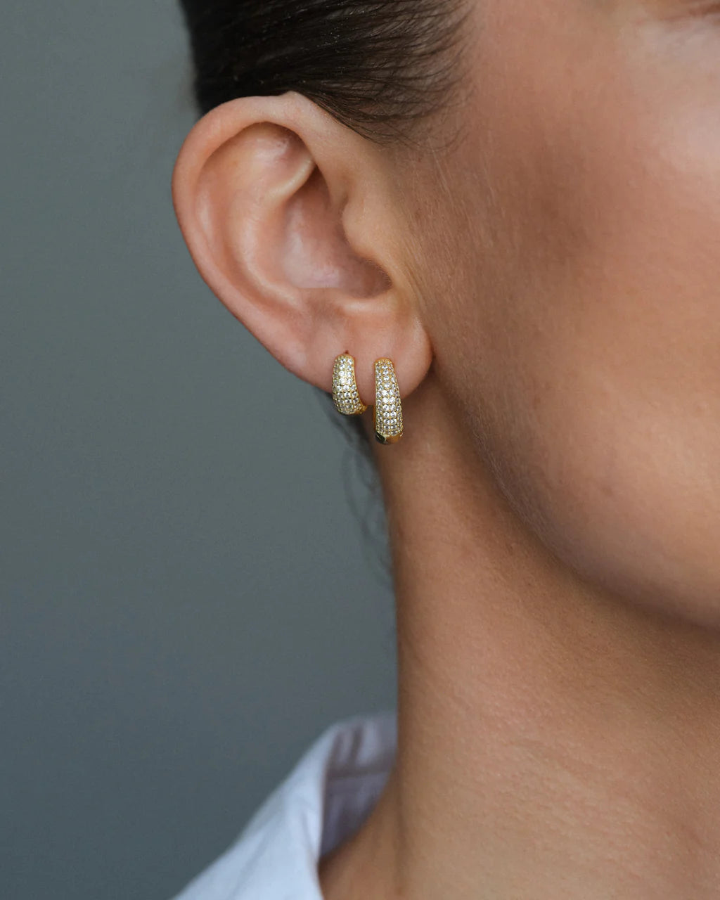 Philippa Studios Dome Pave Hoops Small Gold - hvittrad.no
