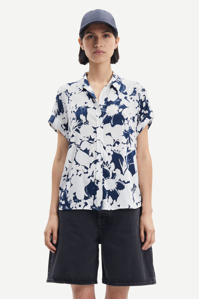Majan SS Shirt AOP 9942 Flora Blue