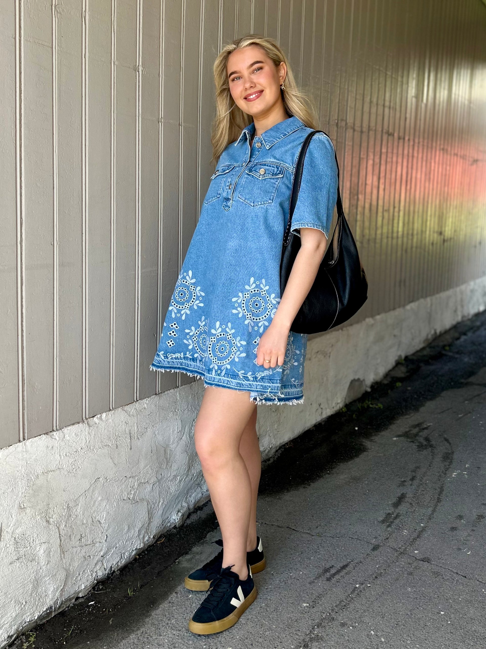 Broderie Anglaise Denim Mini Dress Light Blue Stone – hvit tråd