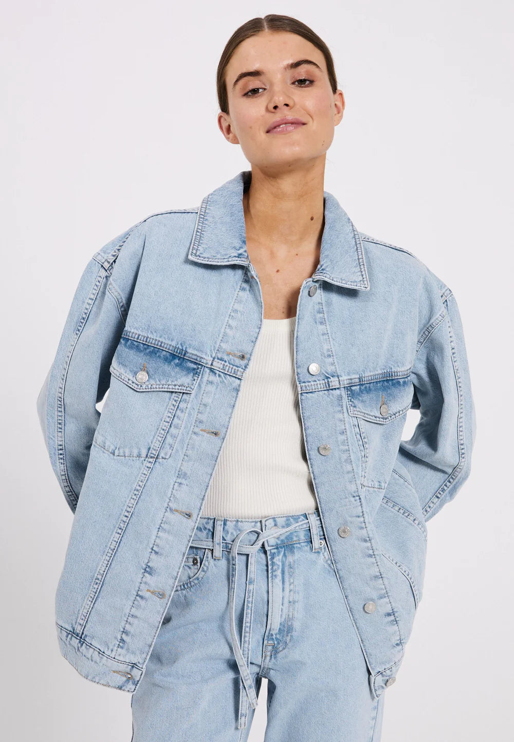 Norr Larisa Clean Denim Jacket Blue Light Wash - hvittrad.no