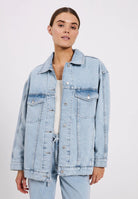 Norr Larisa Clean Denim Jacket Blue Light Wash - hvittrad.no