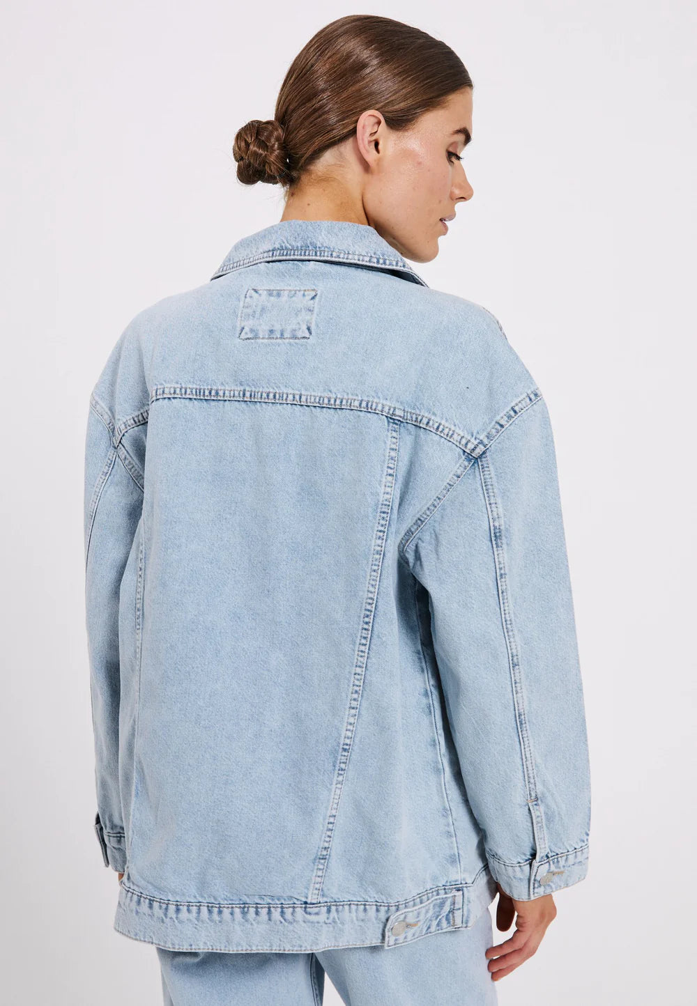 Norr Larisa Clean Denim Jacket Blue Light Wash - hvittrad.no