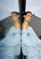 Norr Larisa Clean Denim Jacket Blue Light Wash - hvittrad.no