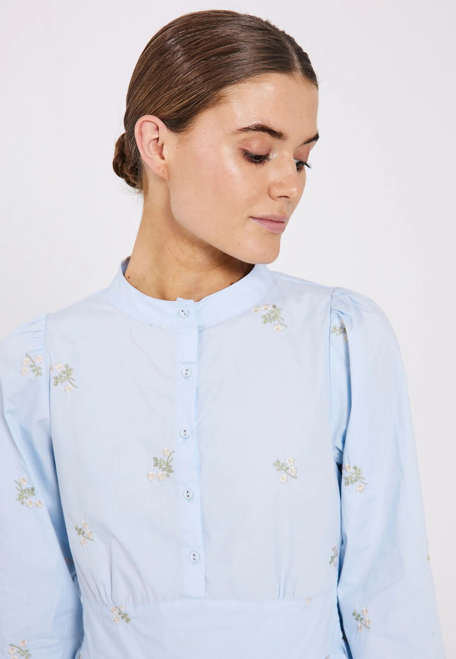 NORR Miluna Embroidery Dress Light Blue W. Embroidery - hvittrad.no