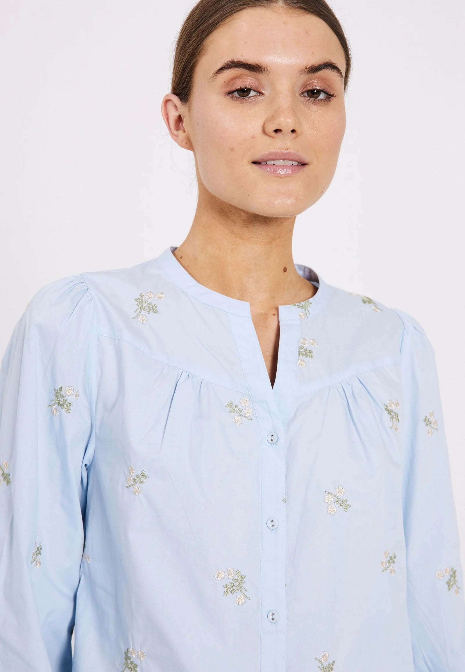 NORR Miluna Embroidery Shirt Light Blue W. Embroidery - hvittrad.no