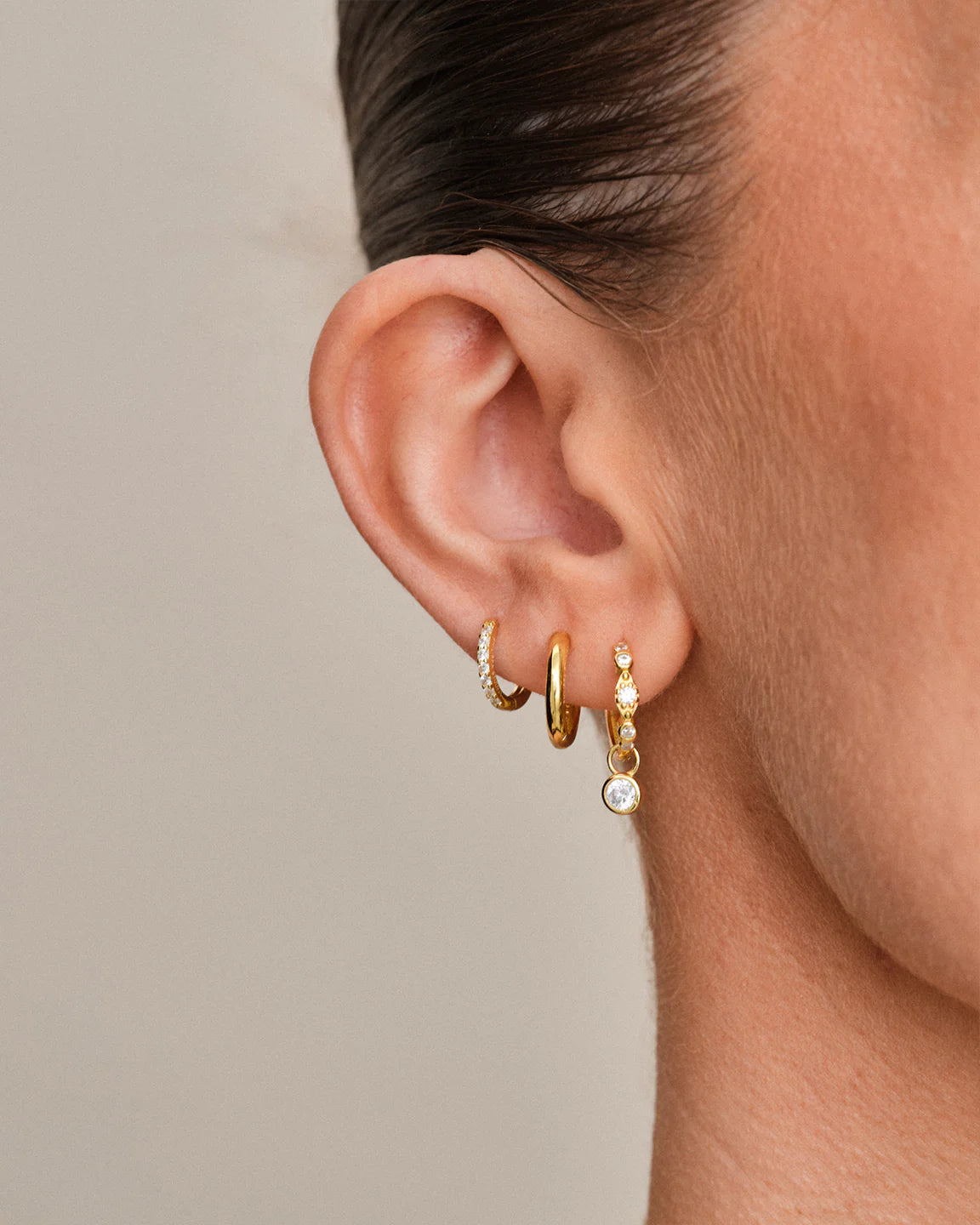 Philippa Studios Pave Hoops White Small Gold - hvittrad.no