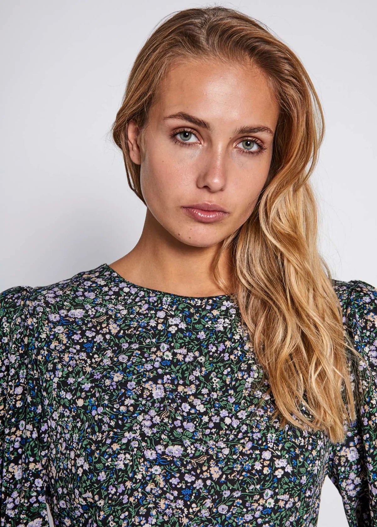 Norr Sabby Dress Black/Blue Flower Print - hvittrad.no
