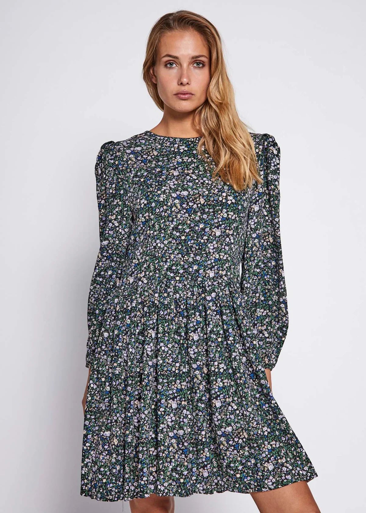 Norr Sabby Dress Black/Blue Flower Print - hvittrad.no