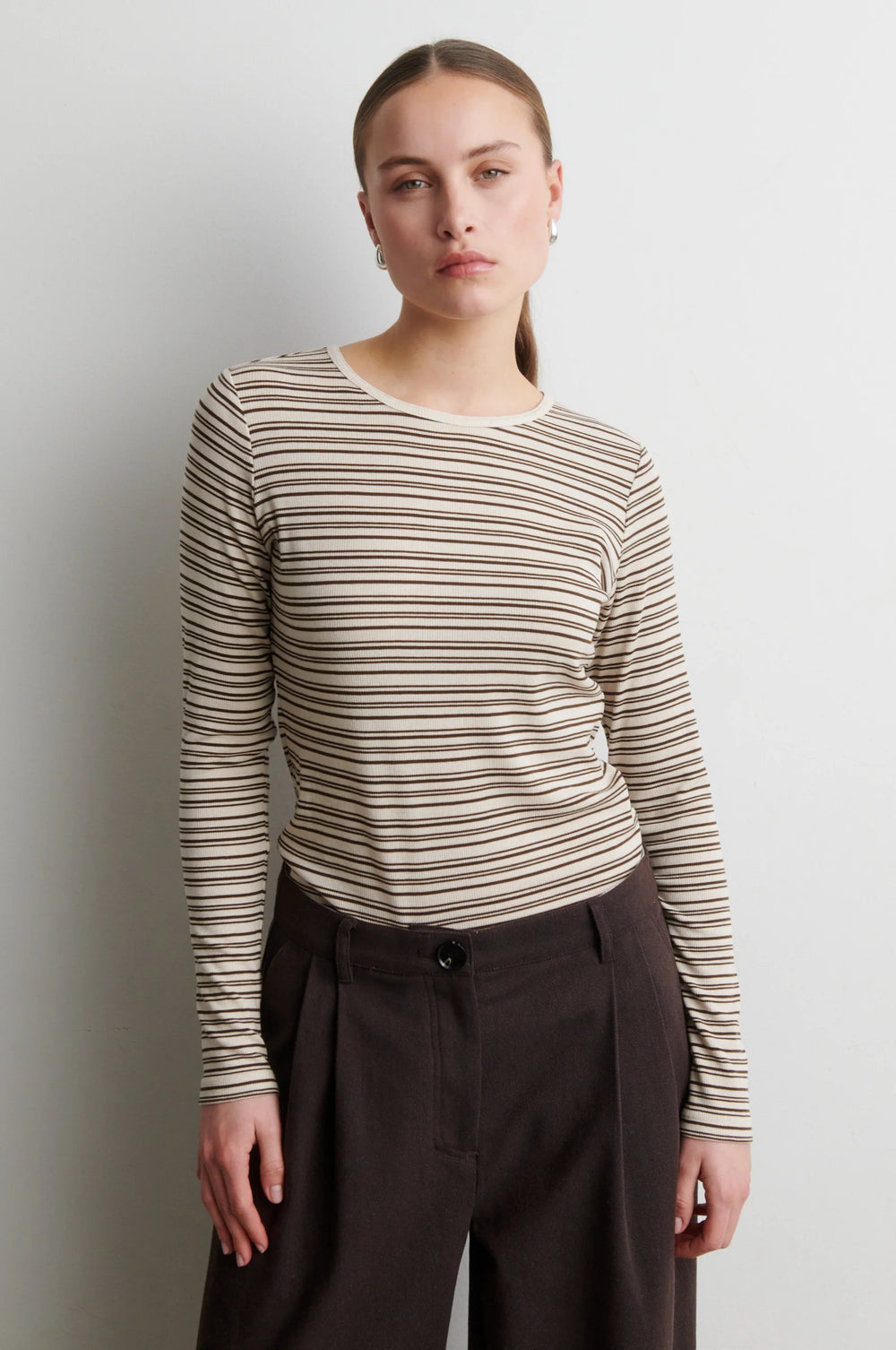 Flyra O-Neck Tee Demitasse