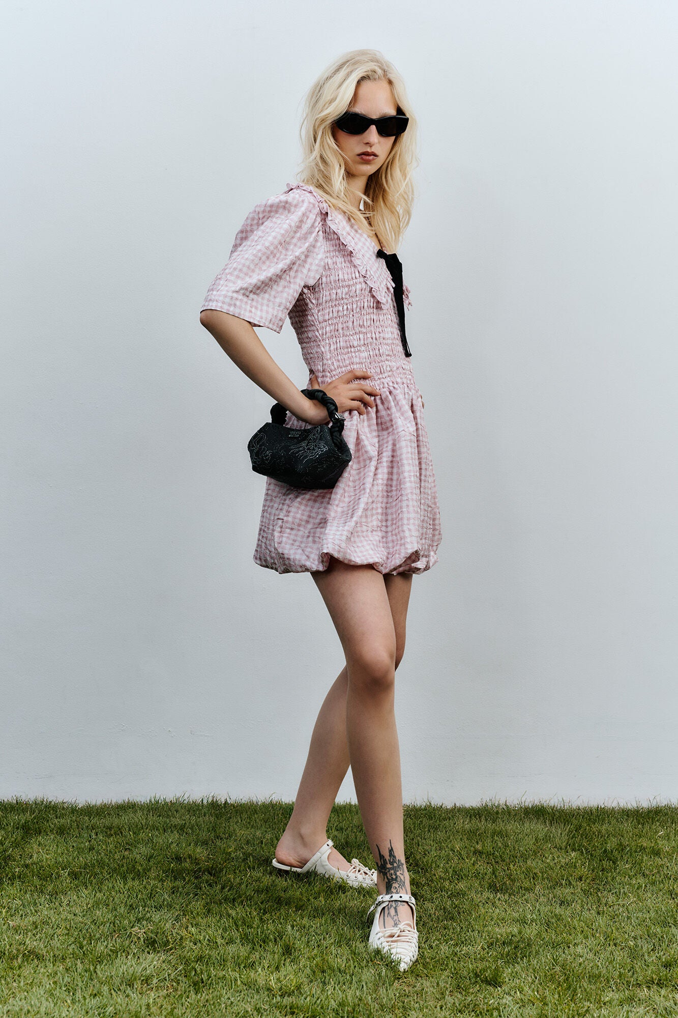 Shibori Pleat Mini Smock Bubble Dress Bleached Mauve – hvit tråd